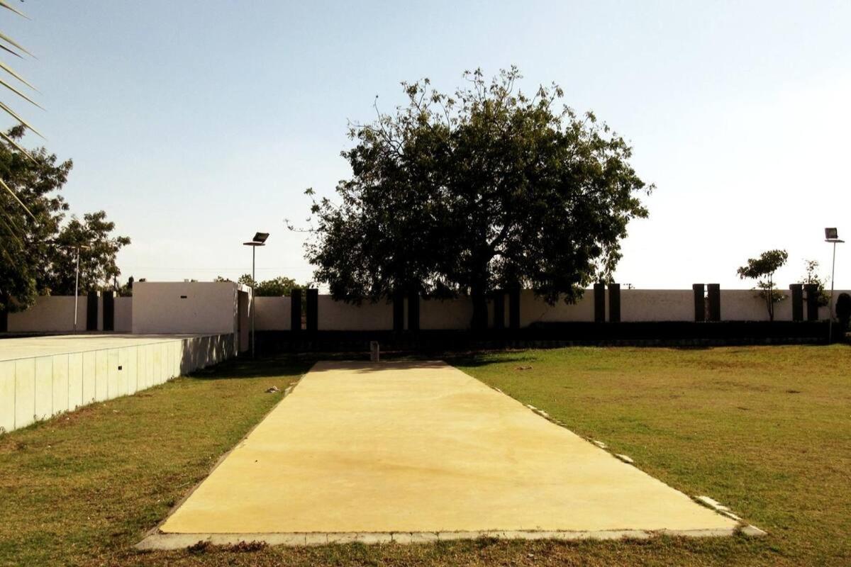 7 Seasons Palm Suite With Sky Orbit, Balcony, Swimming Pool, Wifi, Playground Rajkot Eksteriør billede