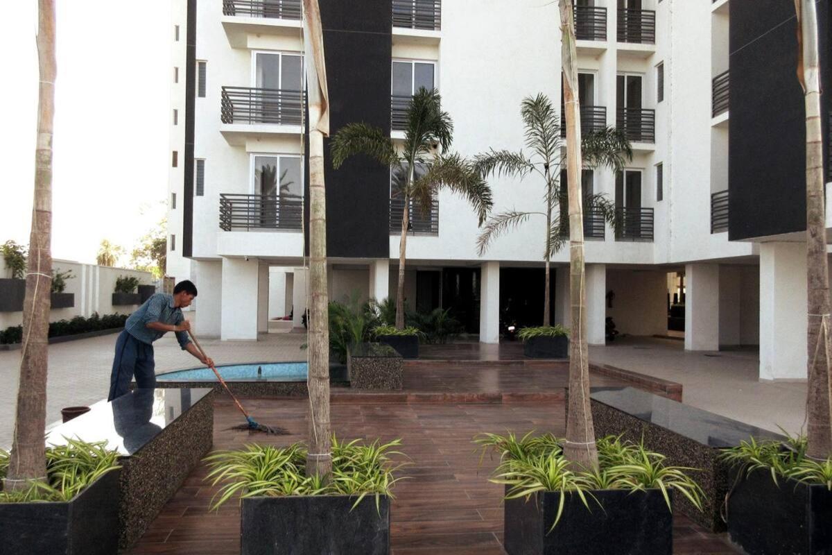 7 Seasons Palm Suite With Sky Orbit, Balcony, Swimming Pool, Wifi, Playground Rajkot Eksteriør billede