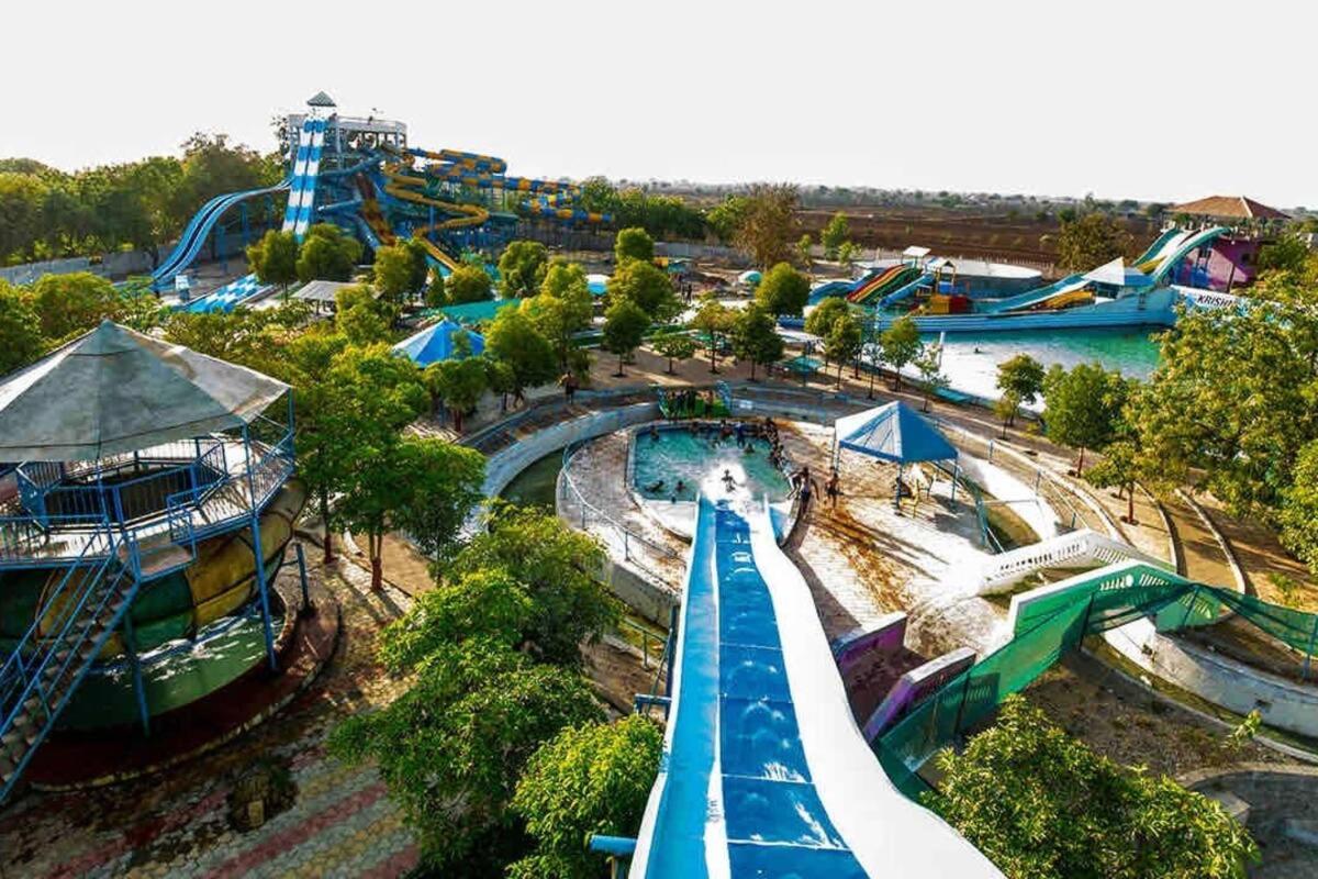 7 Seasons Palm Suite With Sky Orbit, Balcony, Swimming Pool, Wifi, Playground Rajkot Eksteriør billede