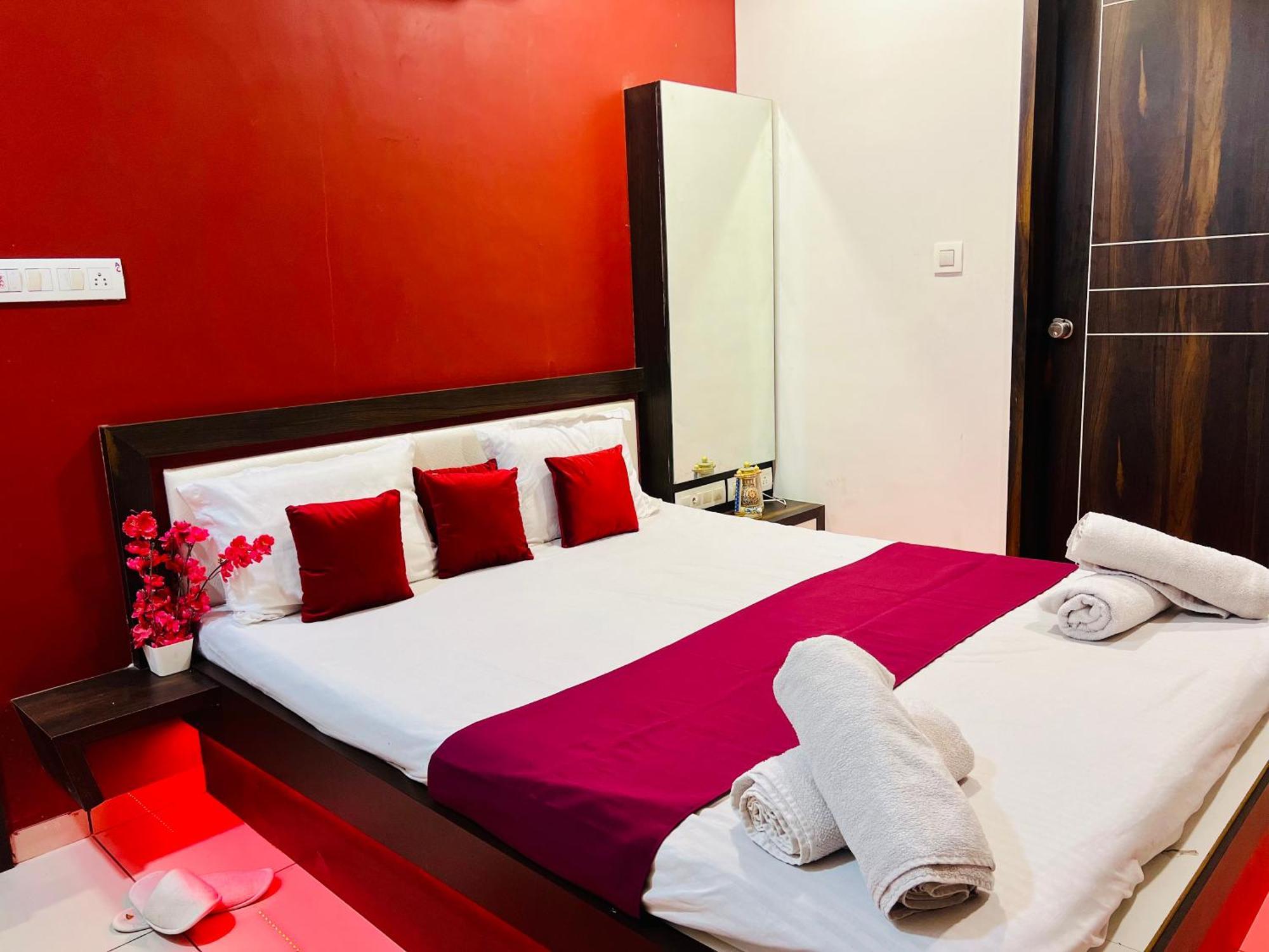 7 Seasons Palm Suite With Sky Orbit, Balcony, Swimming Pool, Wifi, Playground Rajkot Eksteriør billede